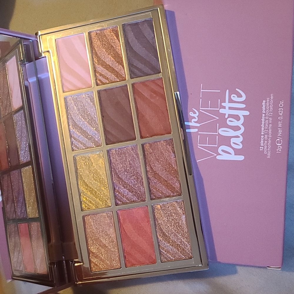 Eyeshadow palette.